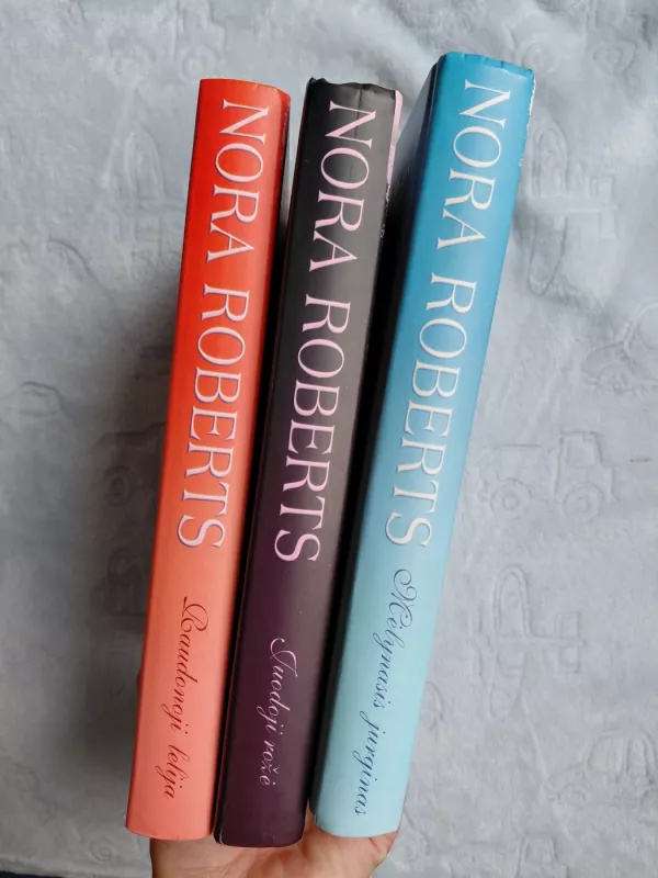 1. Raudonoji lelija; 2. Juodoji rožė; 3. Mėlynasis jurginas. - Nora Roberts, knyga 4