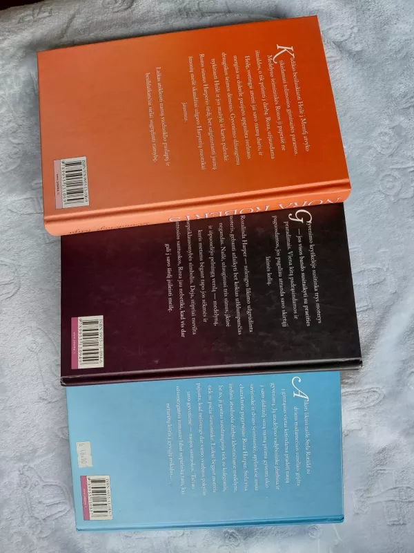 1. Raudonoji lelija; 2. Juodoji rožė; 3. Mėlynasis jurginas. - Nora Roberts, knyga 5