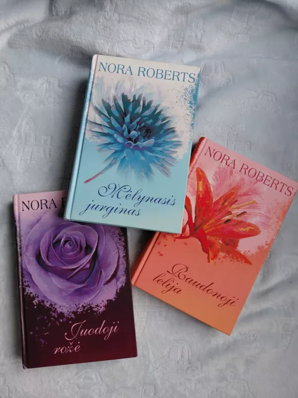 1. Raudonoji lelija; 2. Juodoji rožė; 3. Mėlynasis jurginas. - Nora Roberts, knyga 2