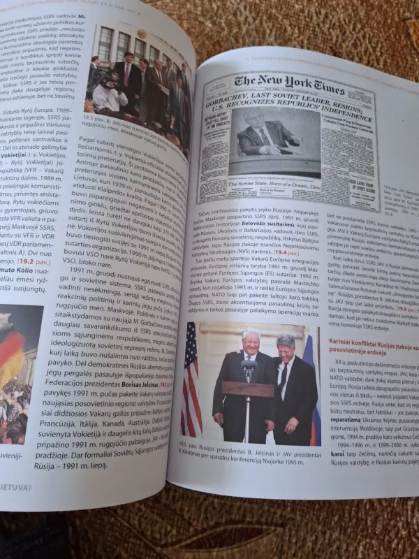 Istorijos vadovėlis 12 (IV gimnazijos) 1 dalis klasei - D. Karvelis, S. Grigaravičiūtė, A. Svarauskas, knyga 4