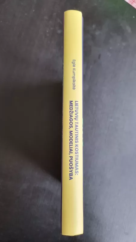Lietuvių tautinis kostiumas: medžiagos, modeliai, puošyba - Kumpikaitė Eglė, knyga 6