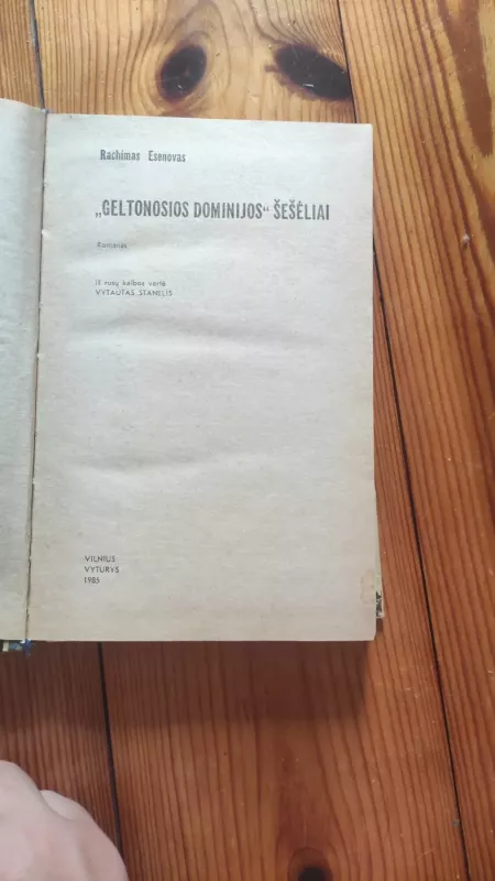 Geltonosios Dominijos šešėliai - R. M. Esenovas, knyga 4