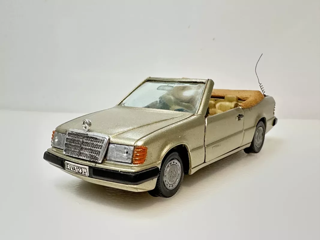 Mercedes-Benz 320 CE W124/A124 Cabriolet Custom rusvas 1:43 Gama W.Germany [tik modelis] - , namai ir interjeras 3