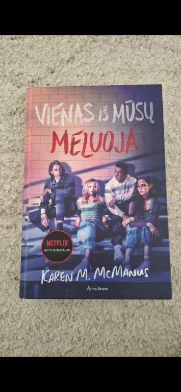 Vienas iš mūsų meluoja - Karen M. McManus, knyga 2