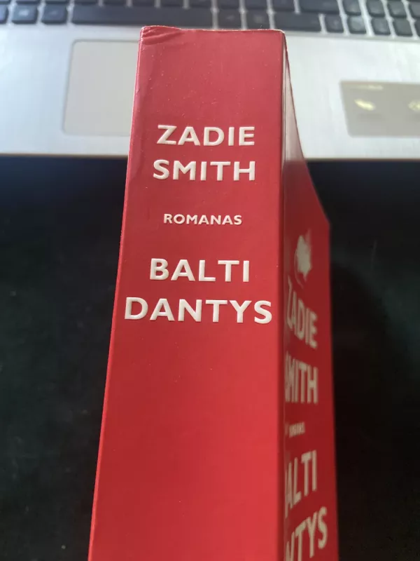 Balti dantys - Zadie Smith, knyga 3