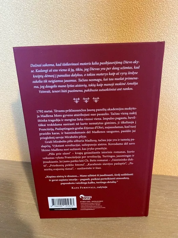 Pilis prie ežero - Charlotte Betts, knyga 3