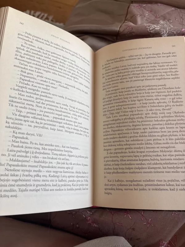 Gintarinis žiūronas. Jo tamsiosios jėgos - Philip Pullman, knyga 2