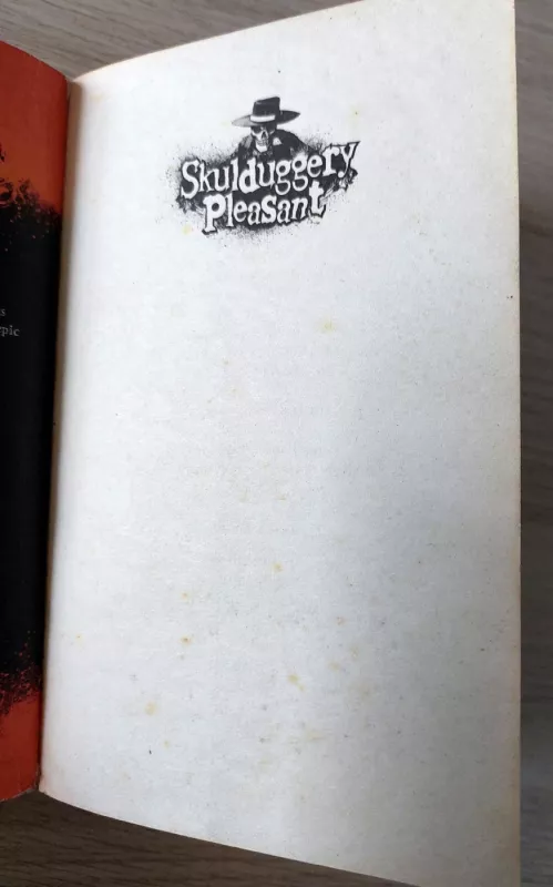 Skulduggery Pleasant (Series Book 1) The Dead Famous Bestseller - Derek Landy, knyga 3