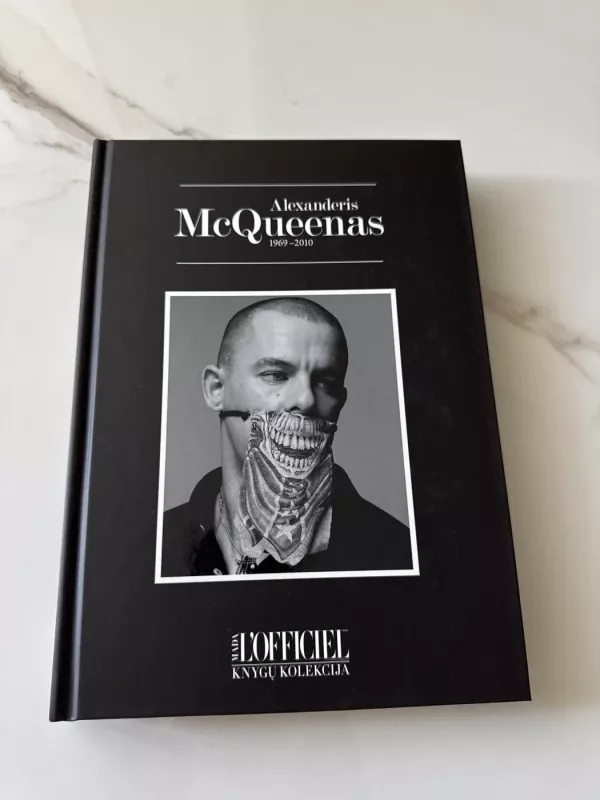 Alexanderis McQueenas, 1969–2010: provokuojantis genijus. 1000 nuotraukų - Autorių Kolektyvas, knyga 3