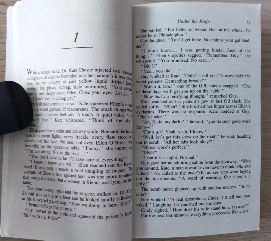 Under the Knife Paperback - Tess Gerritsen, knyga 4