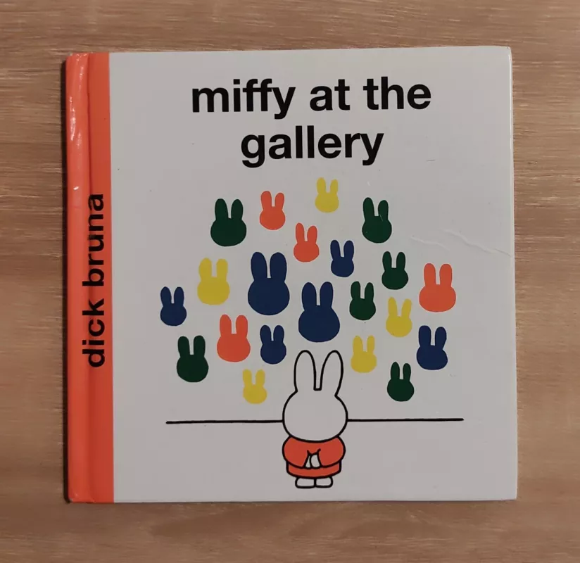 Miffy at the gallery by Dick Bruna - Simon & Schuster Ltd, knyga 2