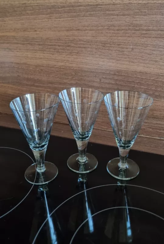 Dvi trikampės taškuotos taurelės ant kojelės - , namai ir interjeras 5