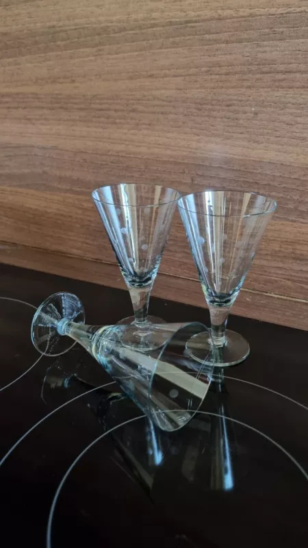 Dvi trikampės taškuotos taurelės ant kojelės - , namai ir interjeras 6