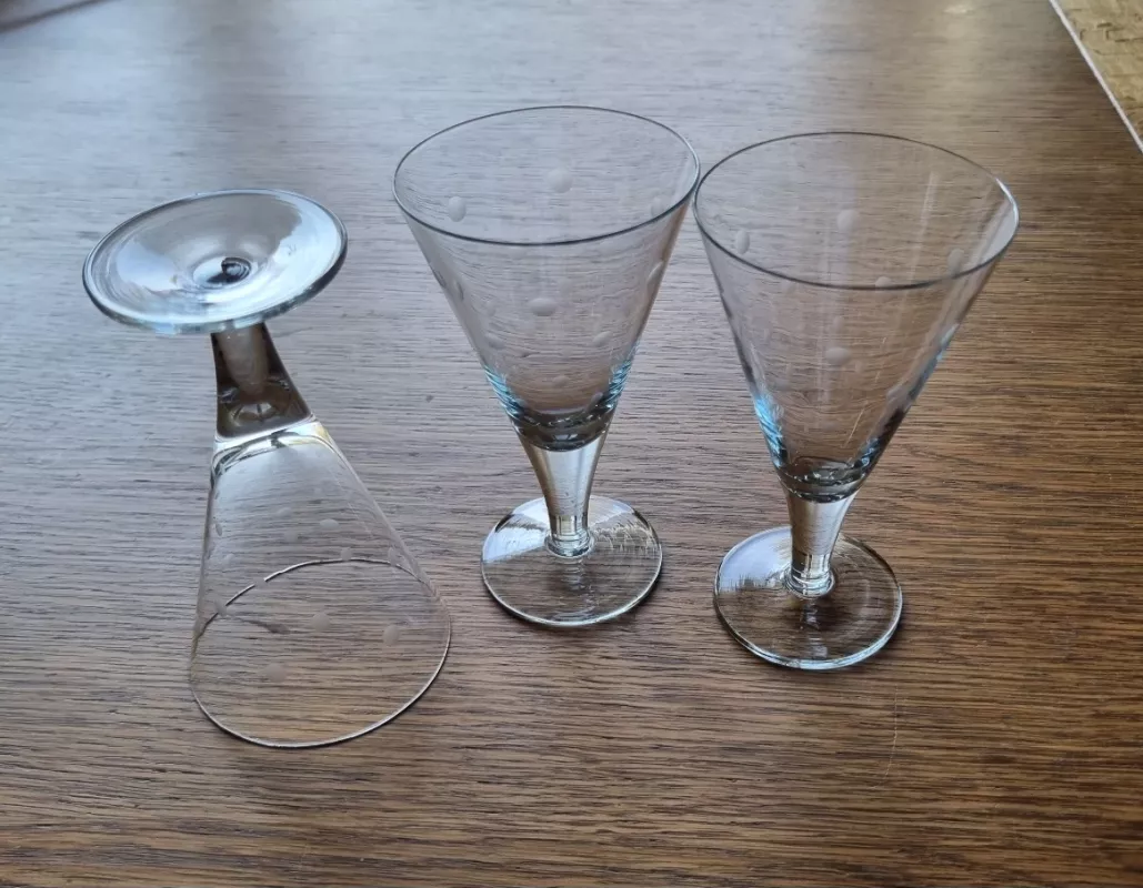 Dvi trikampės taškuotos taurelės ant kojelės - , namai ir interjeras 4