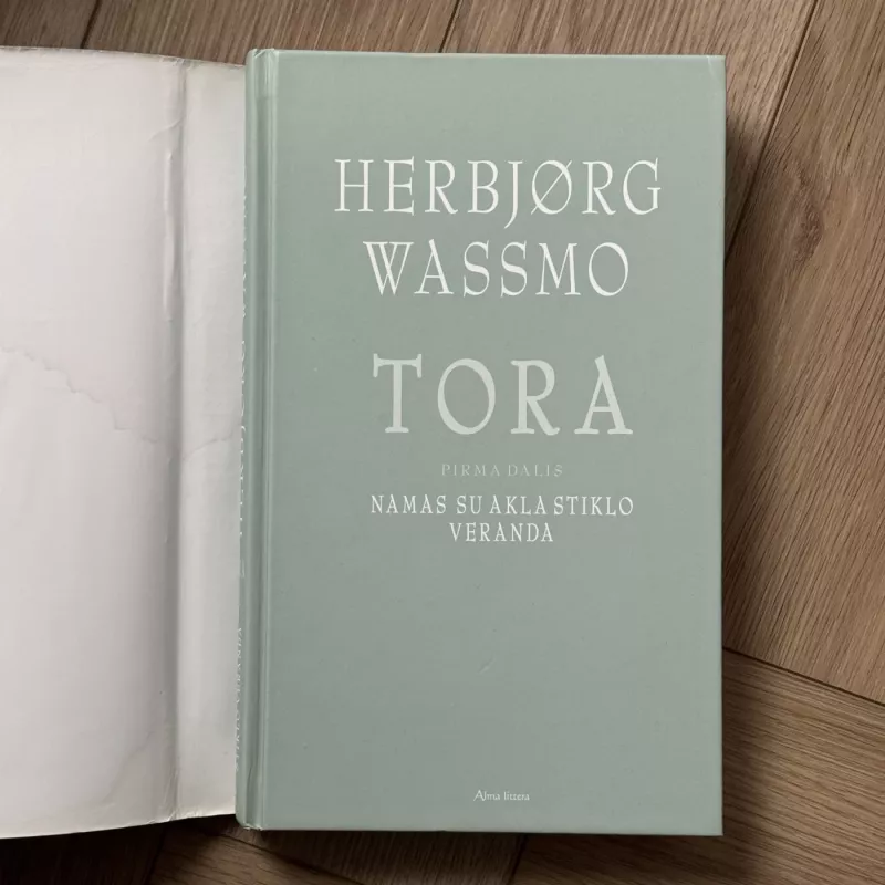 Tora. Namas su akla stiklo veranda - Herbjørg Wassmo, knyga 4