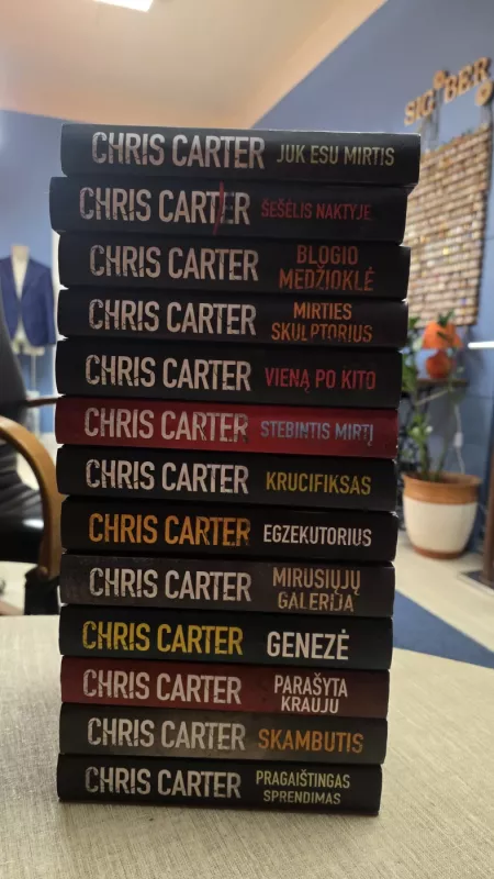 Pragaištingas sprendimas, Skambutis, Parašyta krauju, Genzė, Mirusiųjų galerija, Egzekutorius, Krucifiksas, Stebintis mirtį, Vieną po kito, Mirties skulptorius, Blogio medžioklė, Šešėlis naktyje, Juk esu mirtisis, - Chris Carter, knyga 2