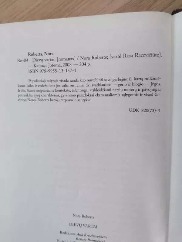 Dievų vartai - Nora Roberts, knyga 6