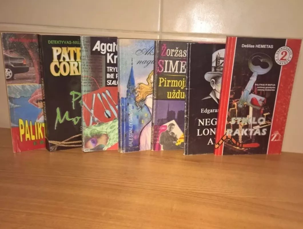 (7 kn.) Detektyvų rinkinys: Stiklo raktas; Post Mortem; Palikta numirti. San Antonijas makų šalyje; Trylika prie pietų stalo; Negyvos Londono akys; Aksominiai nagučiai; Pirmoji Megrė užduotis - Dešilas Hemetas; Patricia Cornwell; F. R. Lokridžai; Frederikas Daras; Agatha Christie;   Edgaras Volesas; Erle Stanley Gardner; Žoržas Simenonas   , knyga 3
