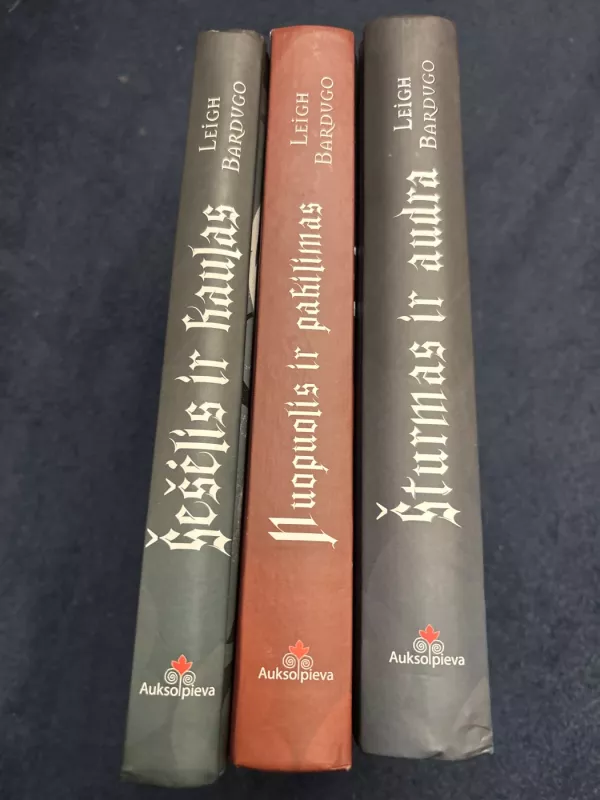 Grišų trilogija: Šešėlis ir kaulas. Šturmas ir audra. Nuopuolis ir pakilimas - Leigh Bardugo, knyga 3