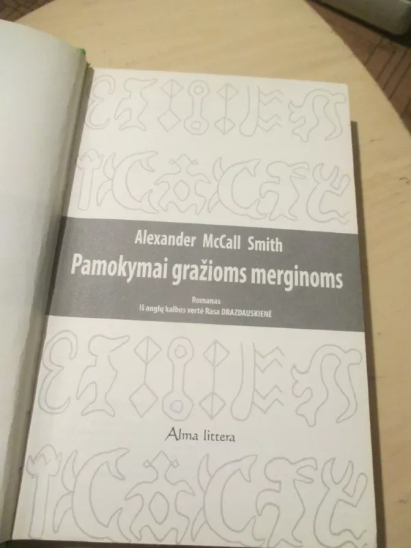 Pamokymai gražioms merginoms - McCall A. Smith, knyga 6