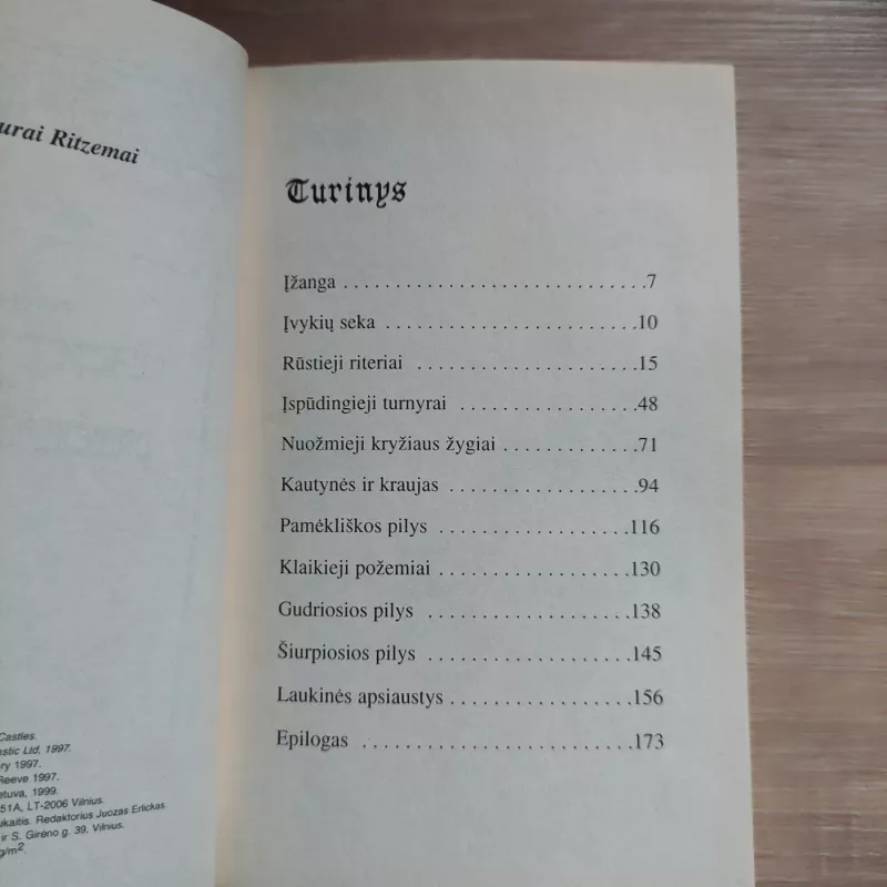 Krrraupioji istorija. Rūstieji riteriai ir pamėkliškos pilys - Terry Deary, knyga 3