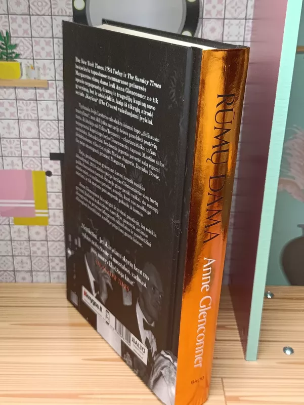 RŪMŲ DAMA: NEPAPRASTAS MANO GYVENIMAS KARŪNOS ŠEŠĖLYJE - Anne Glenconner, knyga 4