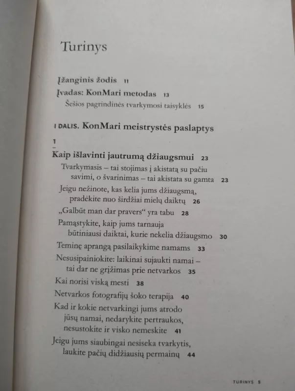 Džiaugsmu spindintys namai: iliustruotos meistriškumo pamokos, kaip įvesti tvarką namuose - Marie Kondo, knyga 5
