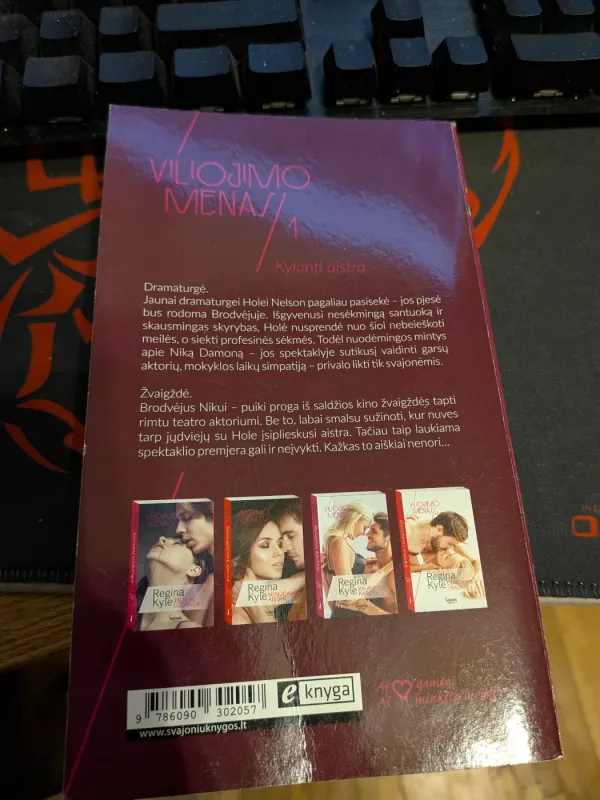 Jausmų uždanga - Regina Kyle, knyga 2