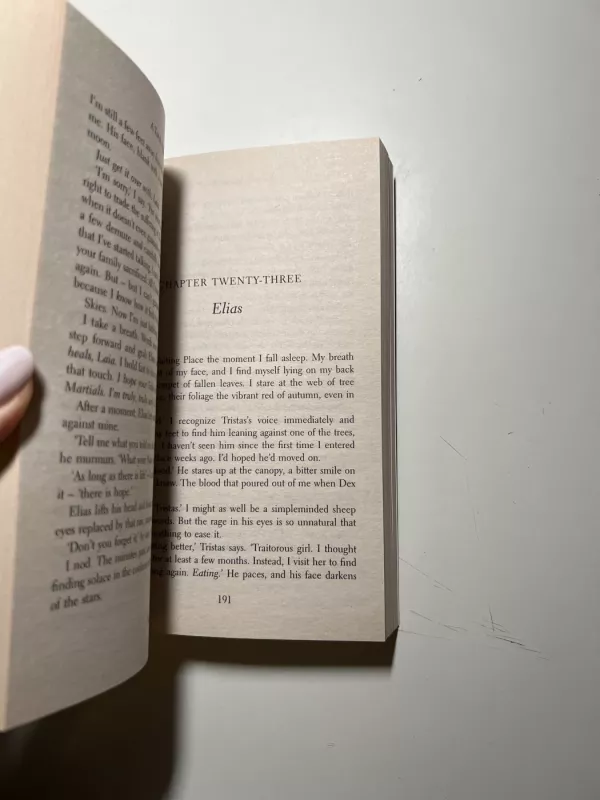 A Torch Againts the Night - Sabaa Tahir, knyga 3