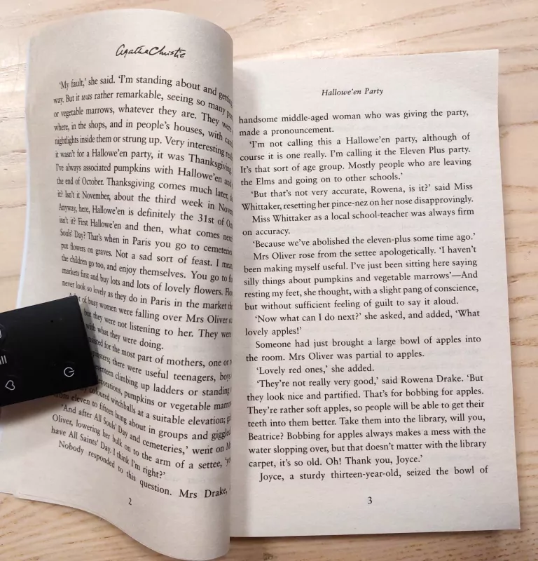 A Haunting in Venice Published as Hallowe'en Party: A Hercule Poirot Mystery - Agatha Christie, knyga 5