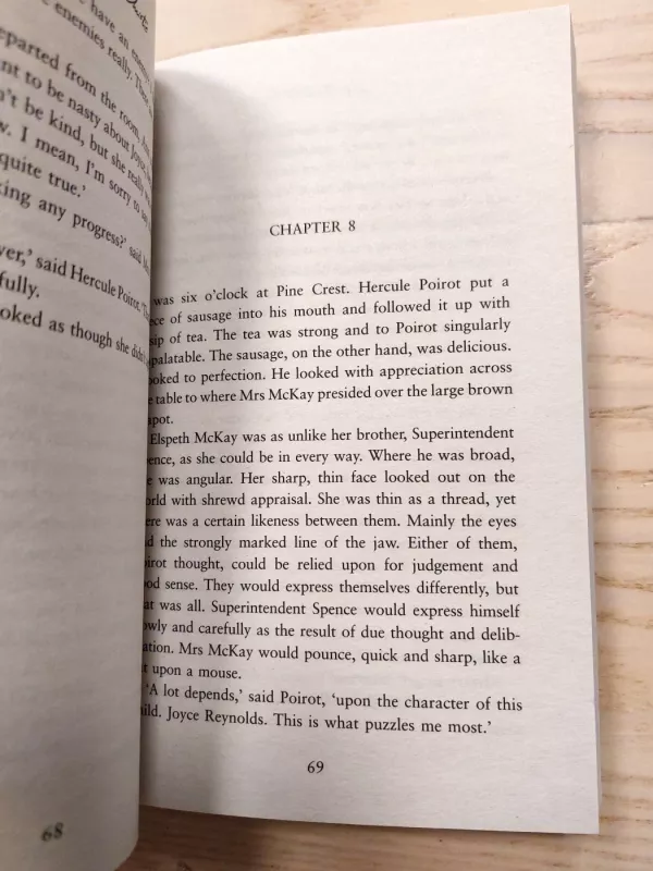 A Haunting in Venice Published as Hallowe'en Party: A Hercule Poirot Mystery - Agatha Christie, knyga 6