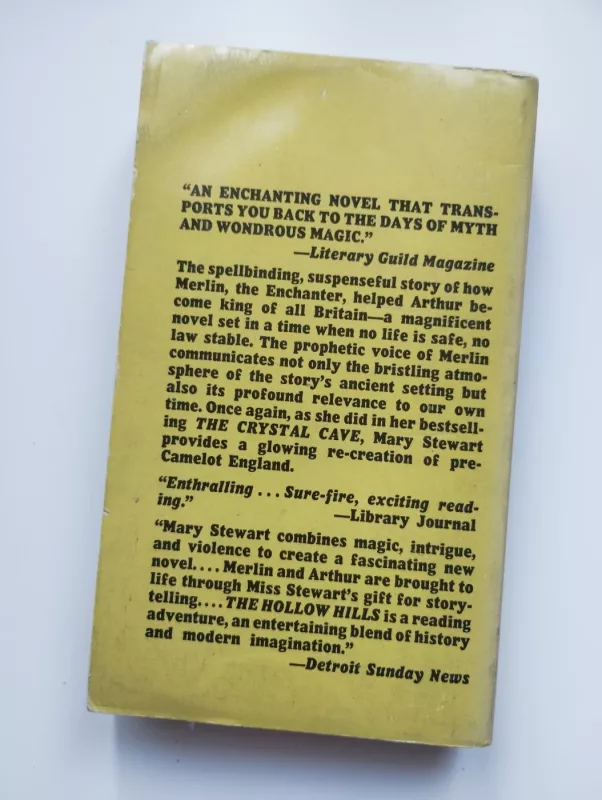 The Hollow Hills - Mary Stewart, knyga 3