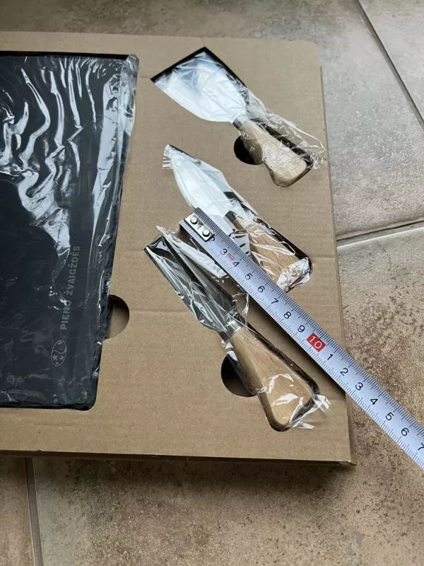 Sūriui pjaustyti lentelė su įrankiais. - , namai ir interjeras 5