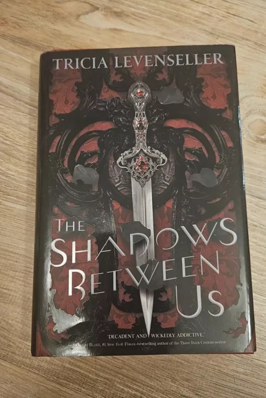 The shadows between us - Tricia Levenseller, knyga 3