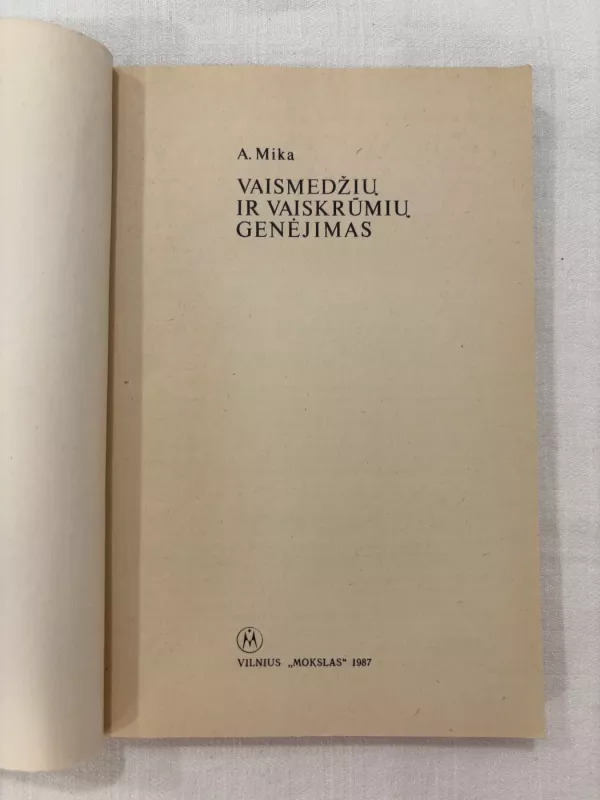 Vaismedžių ir vaiskrūmių genėjimas - A.Mika, knyga 3