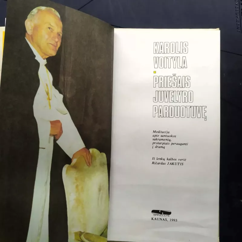 Priešais juvelyro parduotuvę: Pjesė - Karolis Voityla, knyga 2