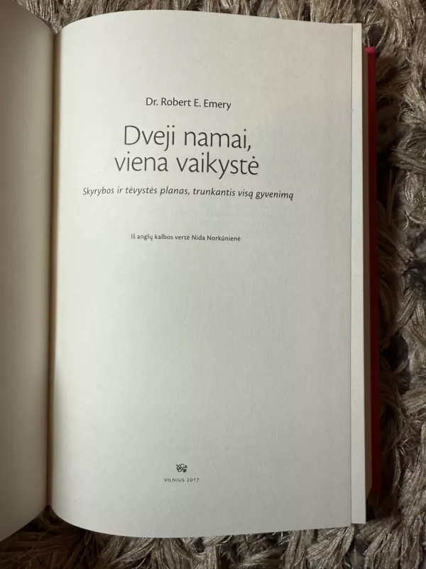 Dveji namai, viena vaikystė. Skyrybos ir tėvystės planas, trunkantis visą gyvenimą - Robert E. Emery, knyga 4