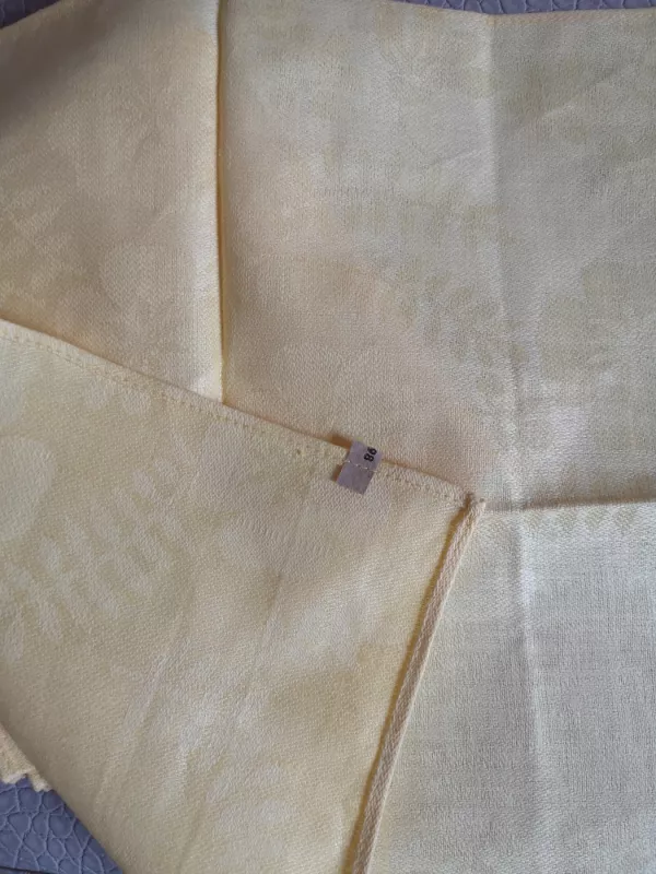 Naujos geltonos medžiaginės servetėlės su gėlių motyvais. 34x34cm. 6vnt.,kaina už visas. Sudėties nepamenu. - , namai ir interjeras 5