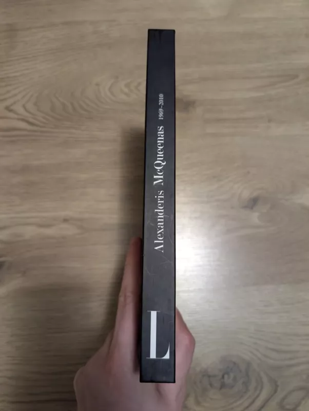 Alexanderis McQueenas, 1969–2010: provokuojantis genijus. 1000 nuotraukų - Autorių Kolektyvas, knyga 3