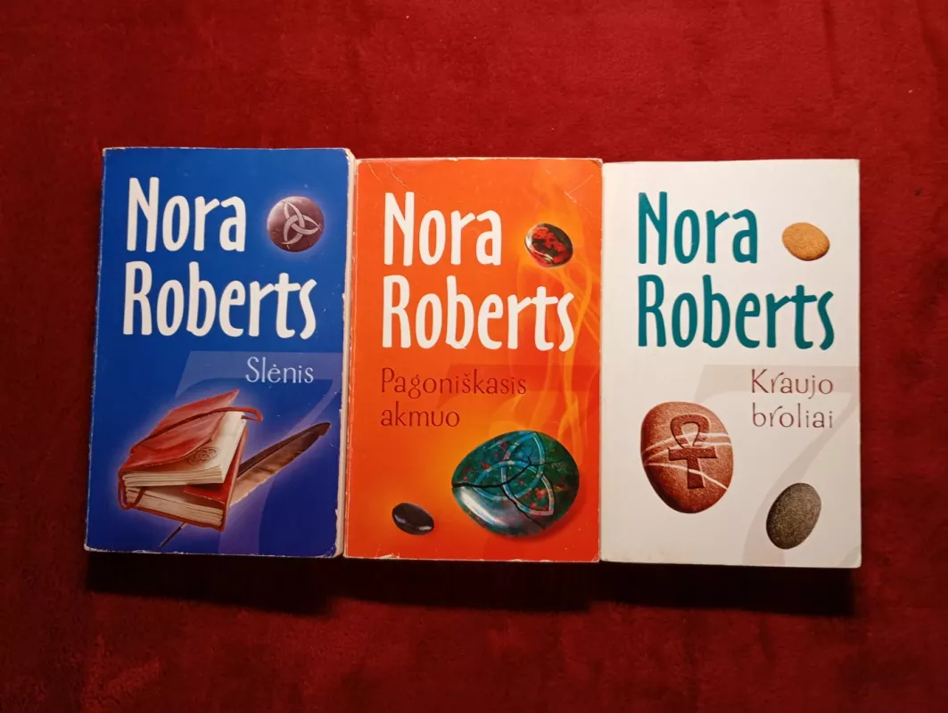 Trilogija „Septyneto ženklas“, Kraujo broliai, Slėnis, Pagoniškasis akmuo - Nora Roberts, knyga 2