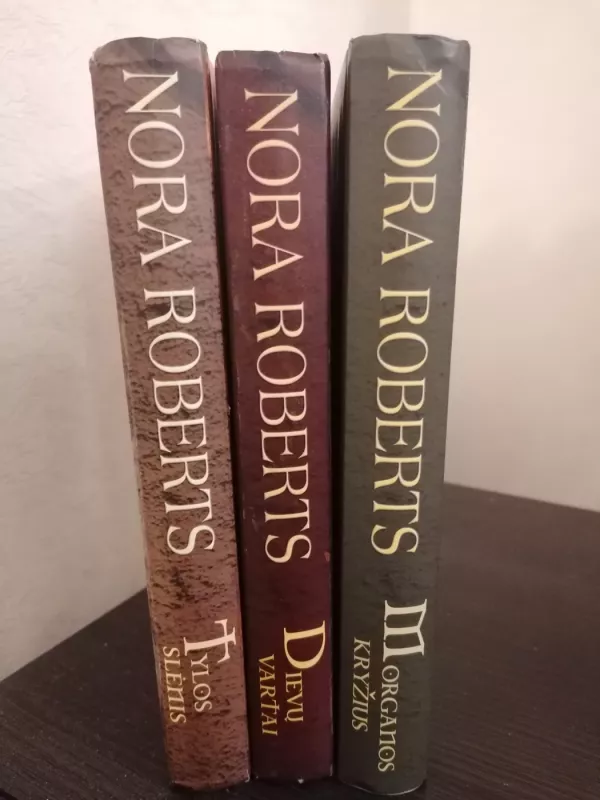 Morganos kryžius. Dievų vartai. Tylos slėnis - Nora Roberts, knyga 3