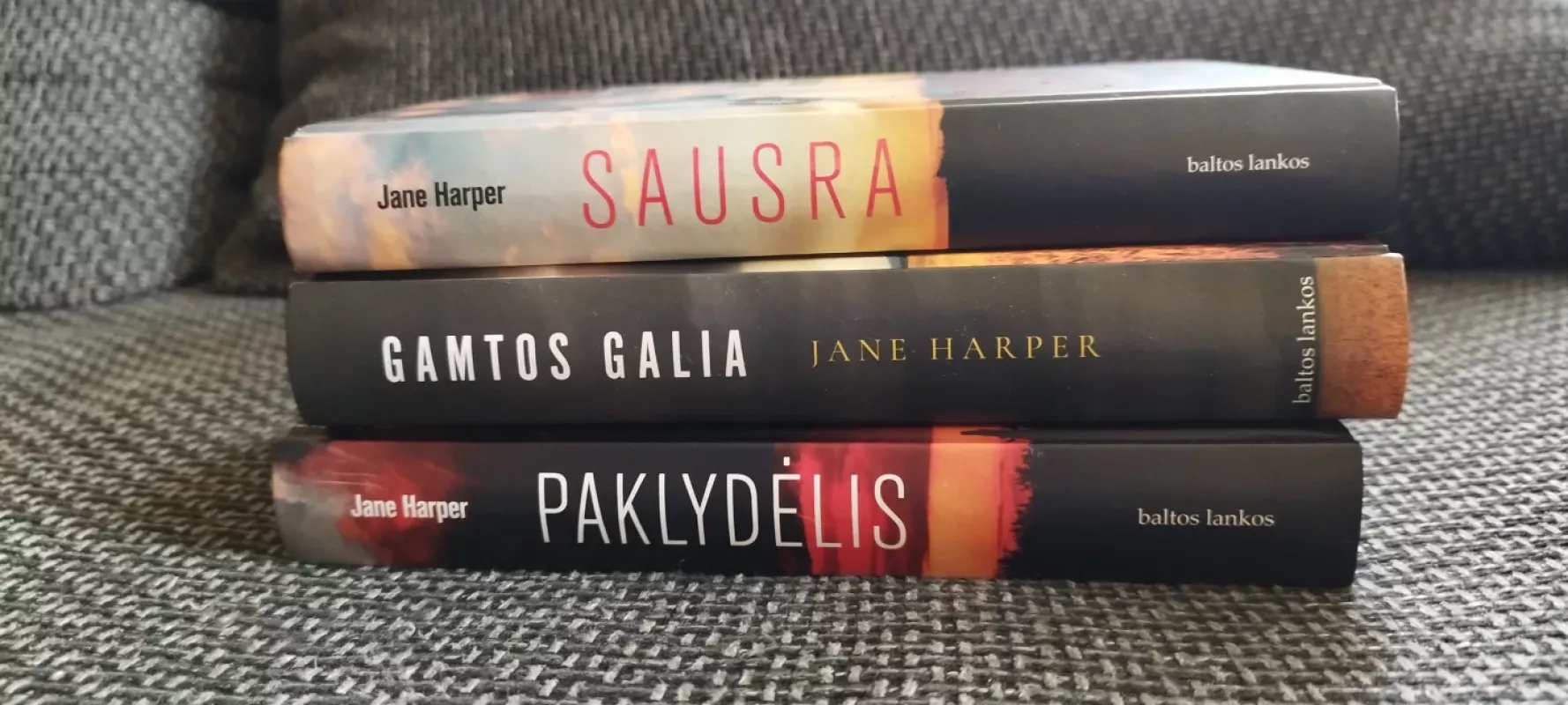 Sausra; Paklydėlis; Gamtos galia (trilogija) - Jane Harper, knyga 4