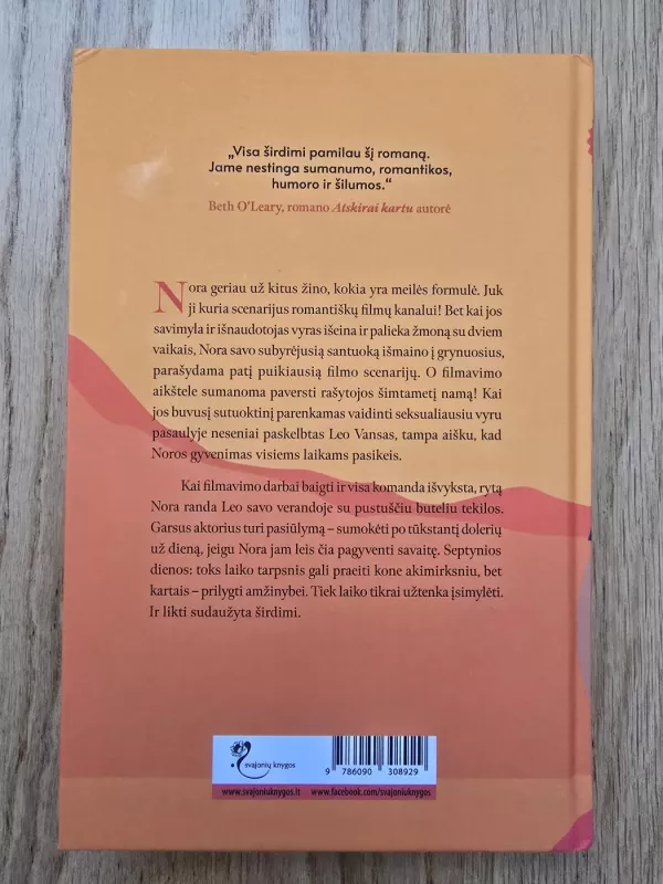 Nora nukrypsta nuo scenarijaus - Annabel Monaghan, knyga 3