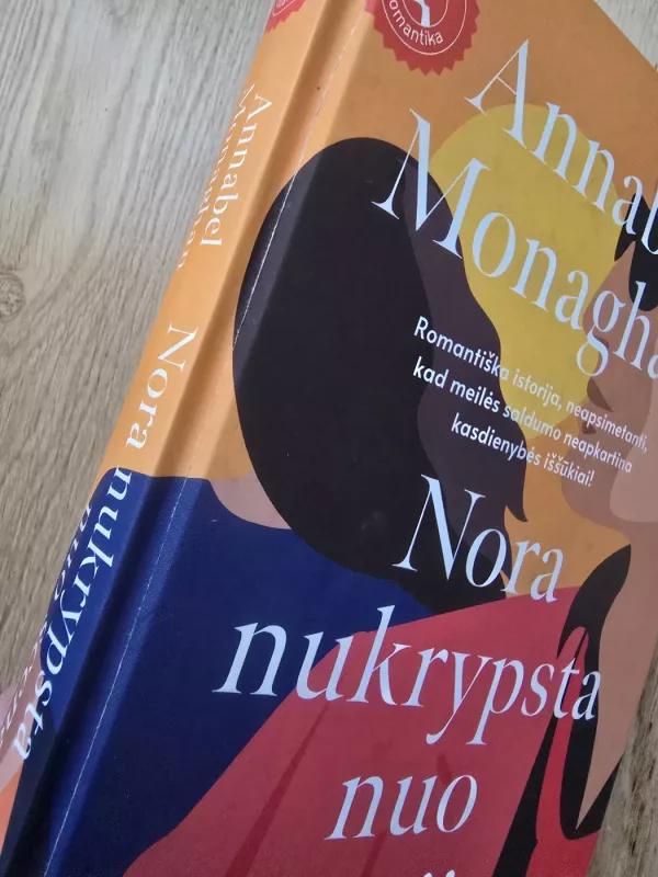 Nora nukrypsta nuo scenarijaus - Annabel Monaghan, knyga 4