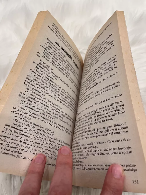 Baltoji rožė - Glen Cook, knyga 3