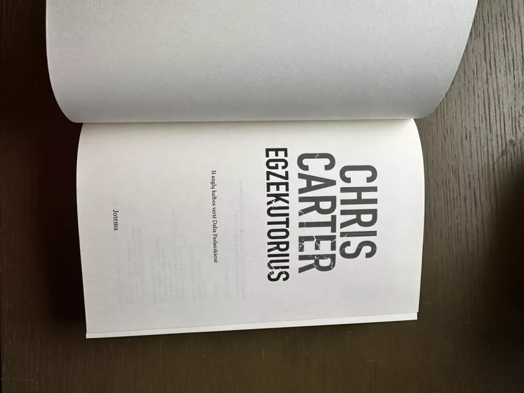 Pragaištingas sprendimas, Skambutis, Parašyta krauju, Genzė, Mirusiųjų galerija, Egzekutorius, Krucifiksas, Stebintis mirtį, Vieną po kito, Mirties skulptorius, Blogio medžioklė, Šešėlis naktyje, Juk esu mirtisis, - Chris Carter, knyga 5