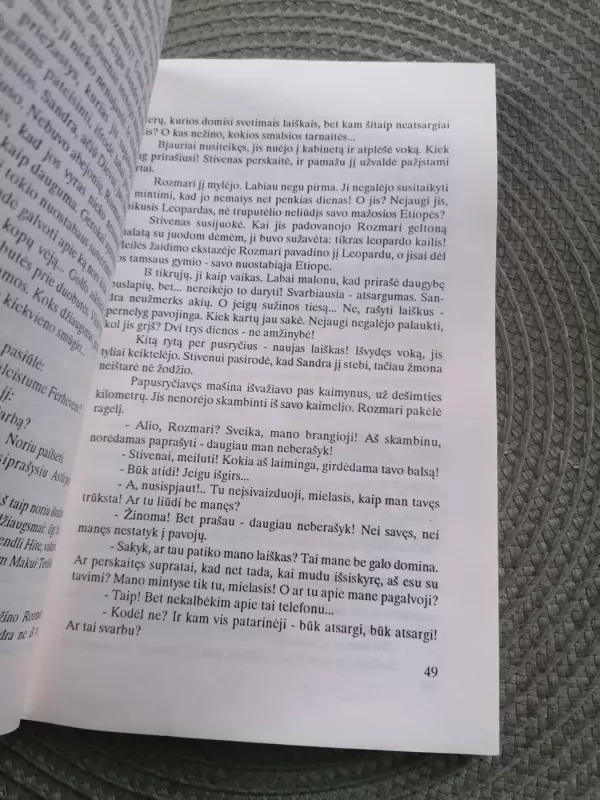 Mirtis šampano taurėje - Agatha Christie, knyga 3