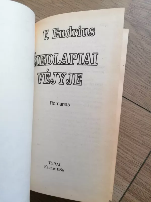 Žiedlapiai vėjyje - Virdžinija Endrius, knyga 3