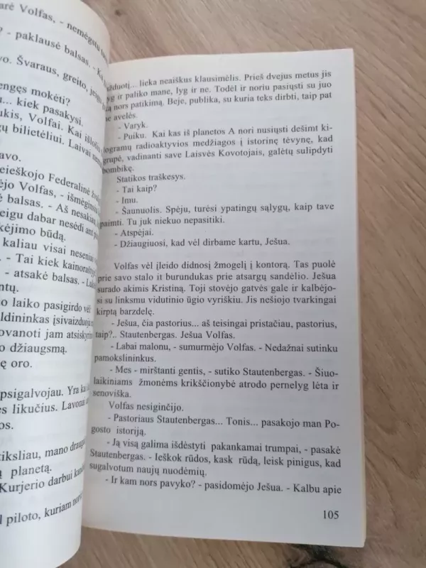 Dievybės šešėlis - Chris Bunch, knyga 3