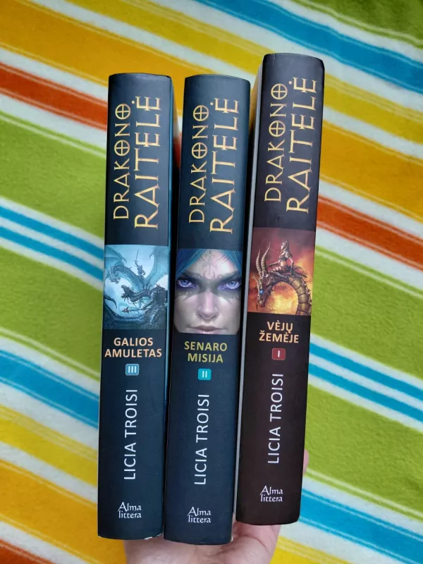 Drakono raitelė (3 knygos): Vėjų žemėje. Senaro misija. Galios amuletas - Licia Troisi, knyga 5